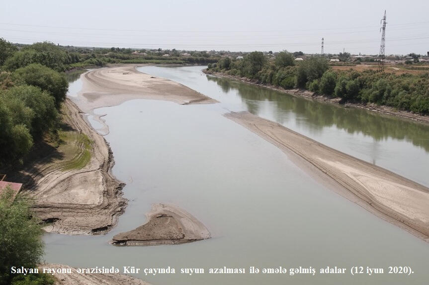 Islands created in the Kura River by water shortage in the territory of Salyan region (12 June 2020)